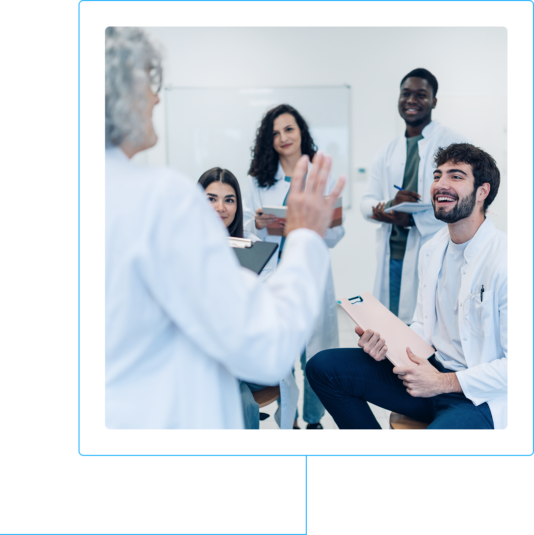 Groupe de denturologistes en sarrau echangeant lors d'une formation, illustrant la force collective de la profession au Quebec.