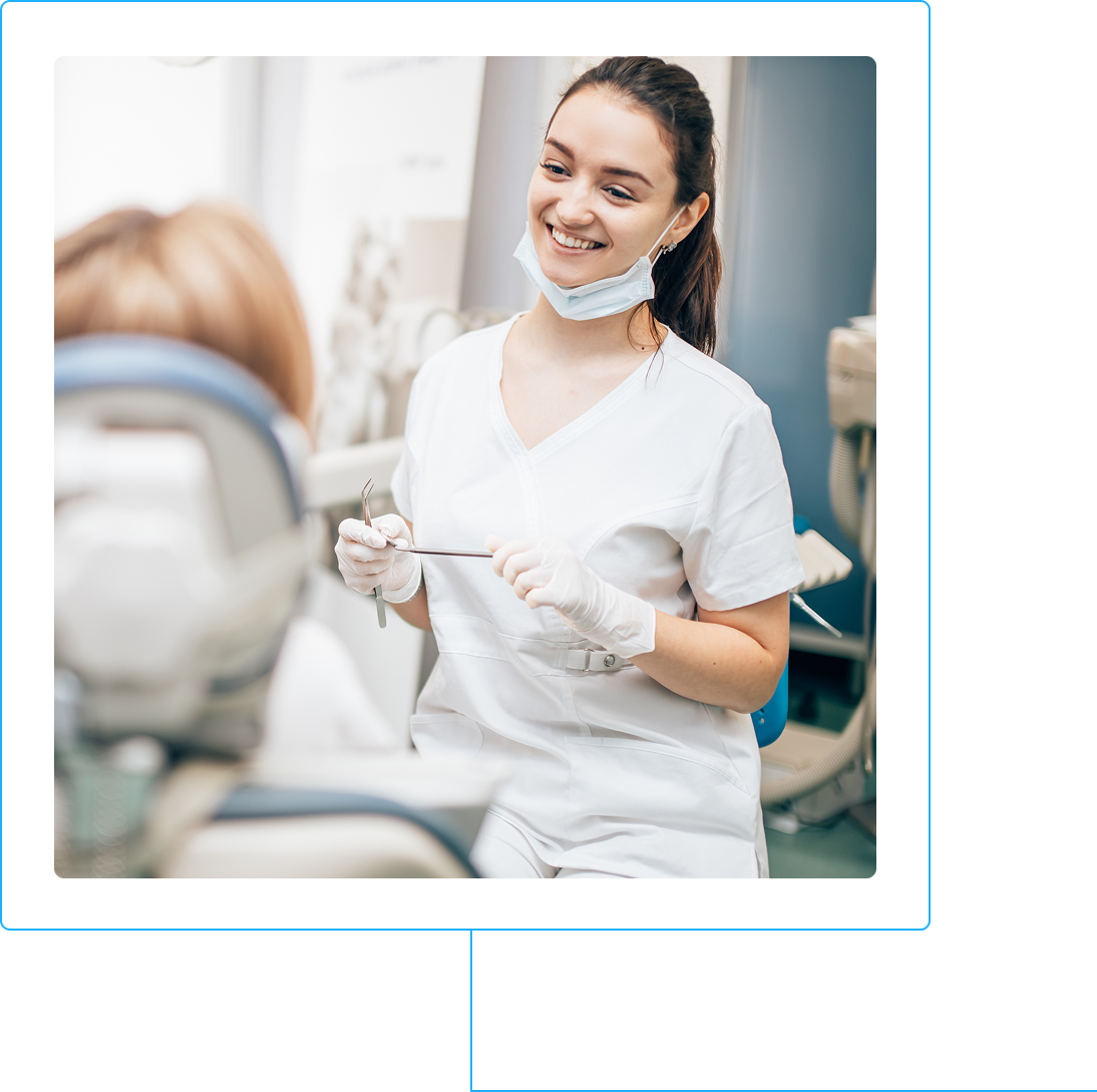 Denturologiste souriante examinant une patiente en clinique, au coeur des soins bucco-dentaires offerts au Quebec.