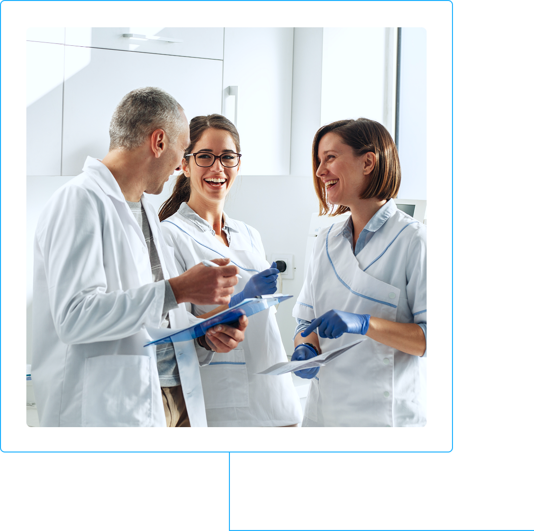 Équipe de professionnels de la sante souriant en clinique, illustrant une carriere stimulante en denturologie au Quebec.