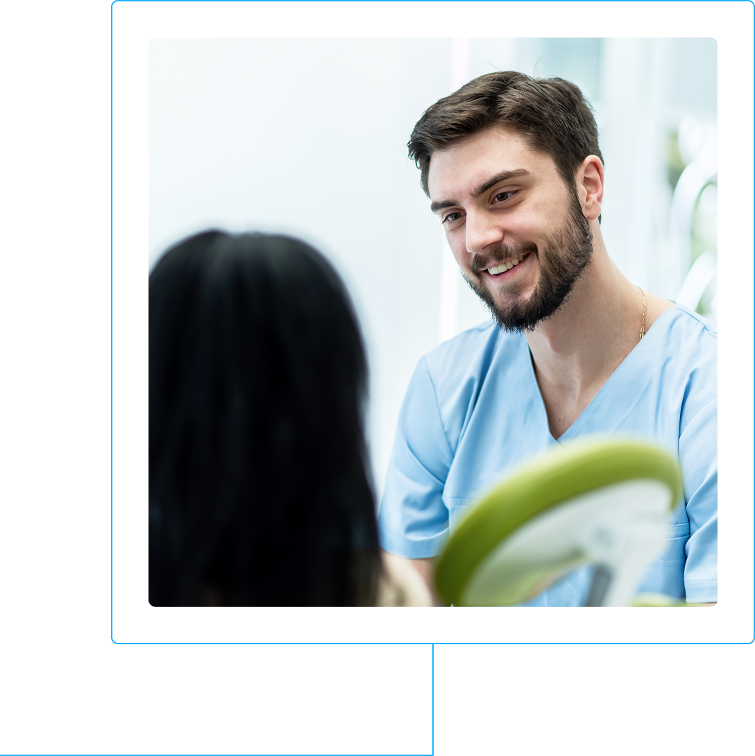 Denturologiste souriant echangeant avec un patient, illustrant le metier axe sur les soins au coeur de la denturologie au Quebec.