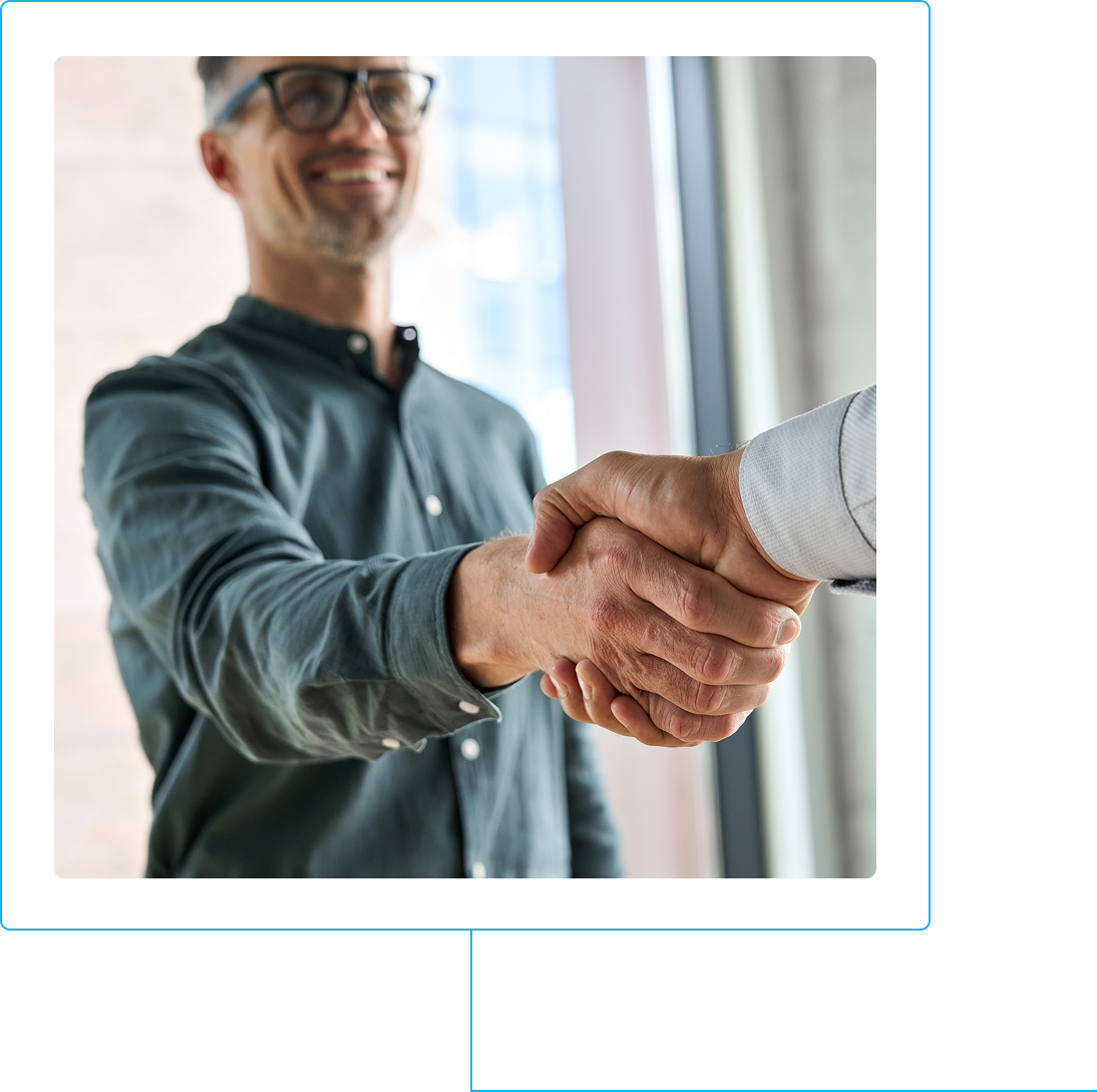 Poignee de main entre deux professionnels, symbolisant les partenariats et collaborations de l'Association des denturologistes du Quebec.