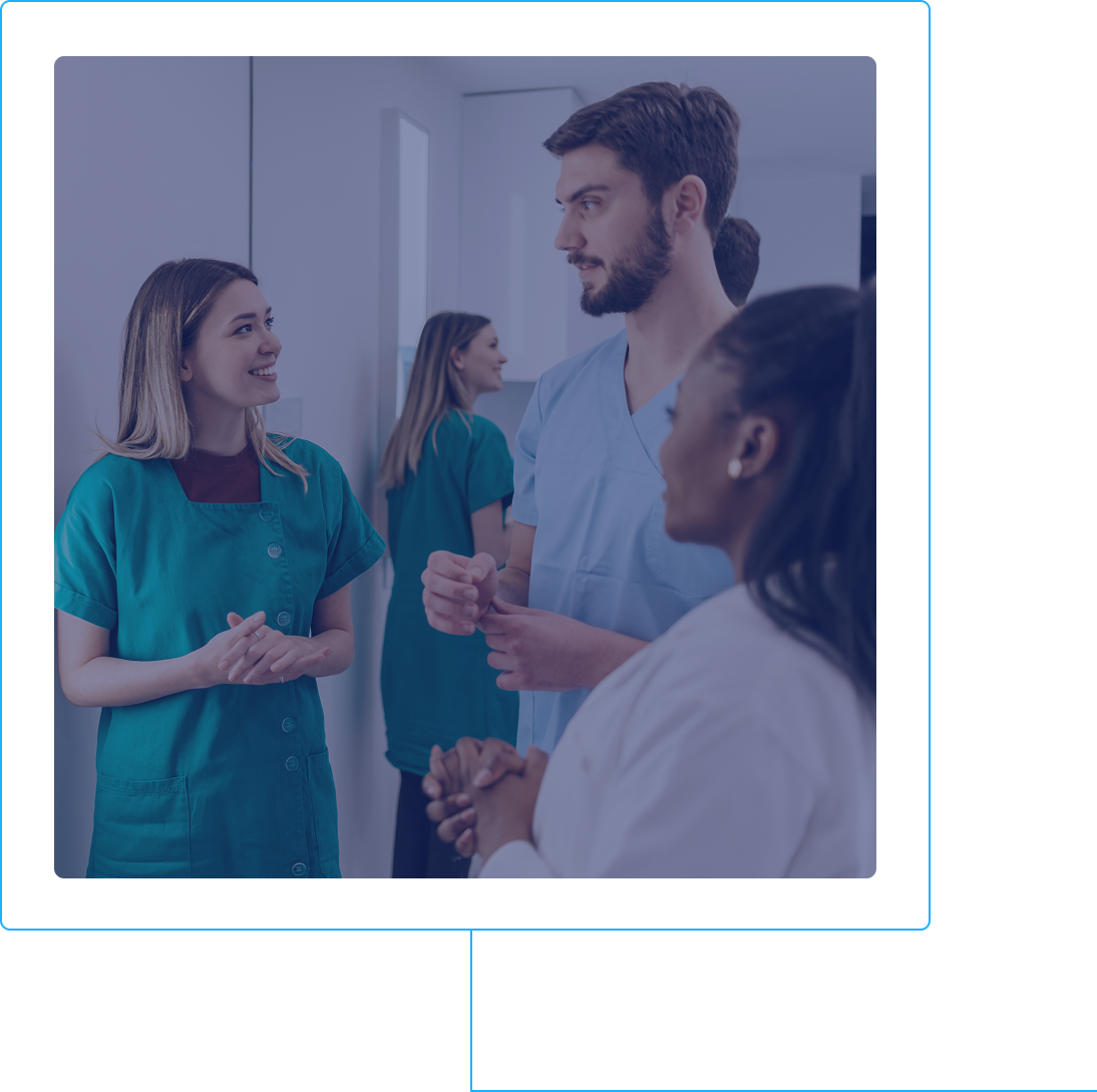 Denturologistes et professionnels de la sante echangeant en clinique, illustrant la collaboration au sein de la profession de denturologiste au Quebec.