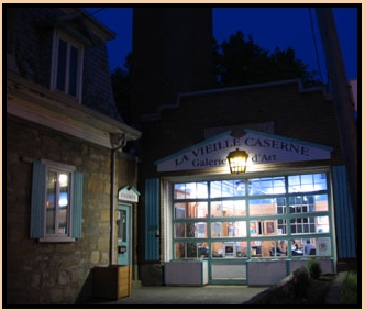 Porte de garage extérieure de la vieille caserne