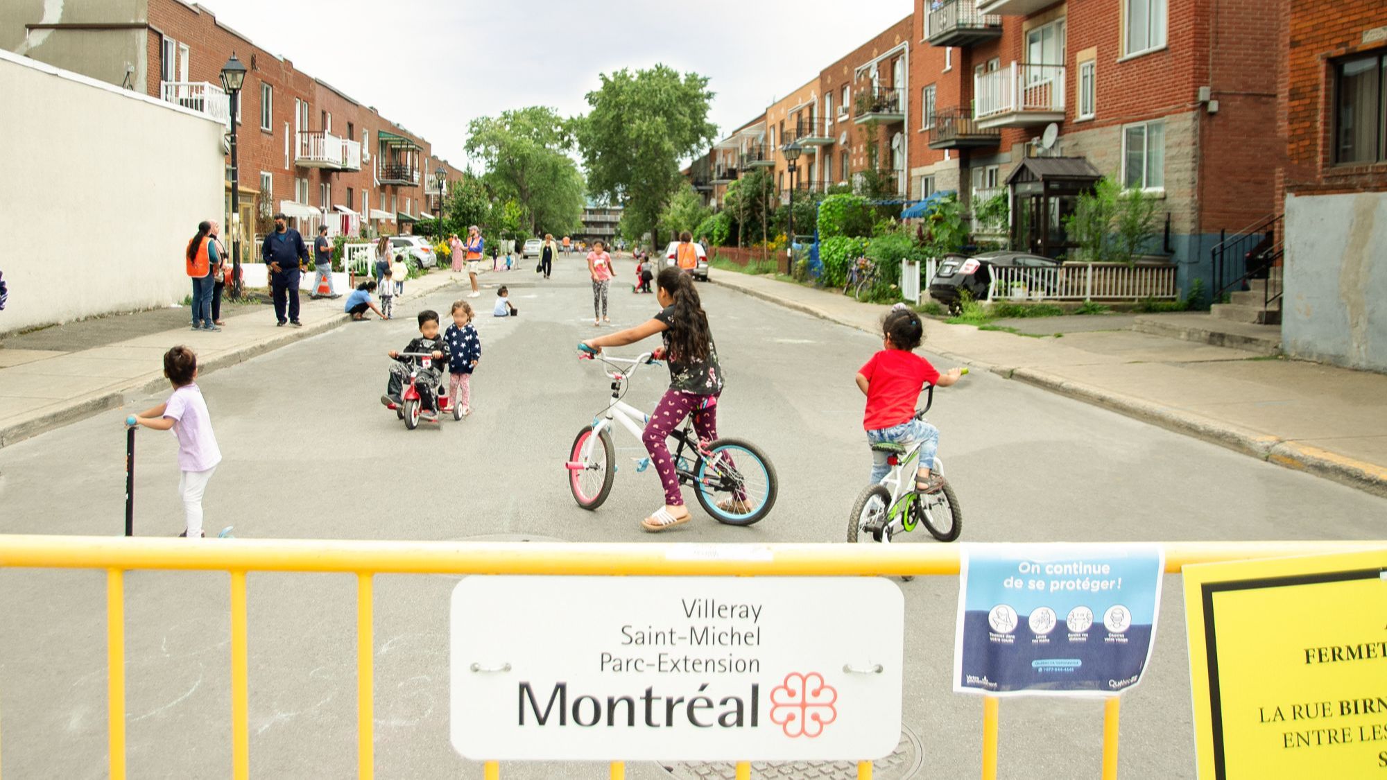 Montreal's First Play Street (FR)
