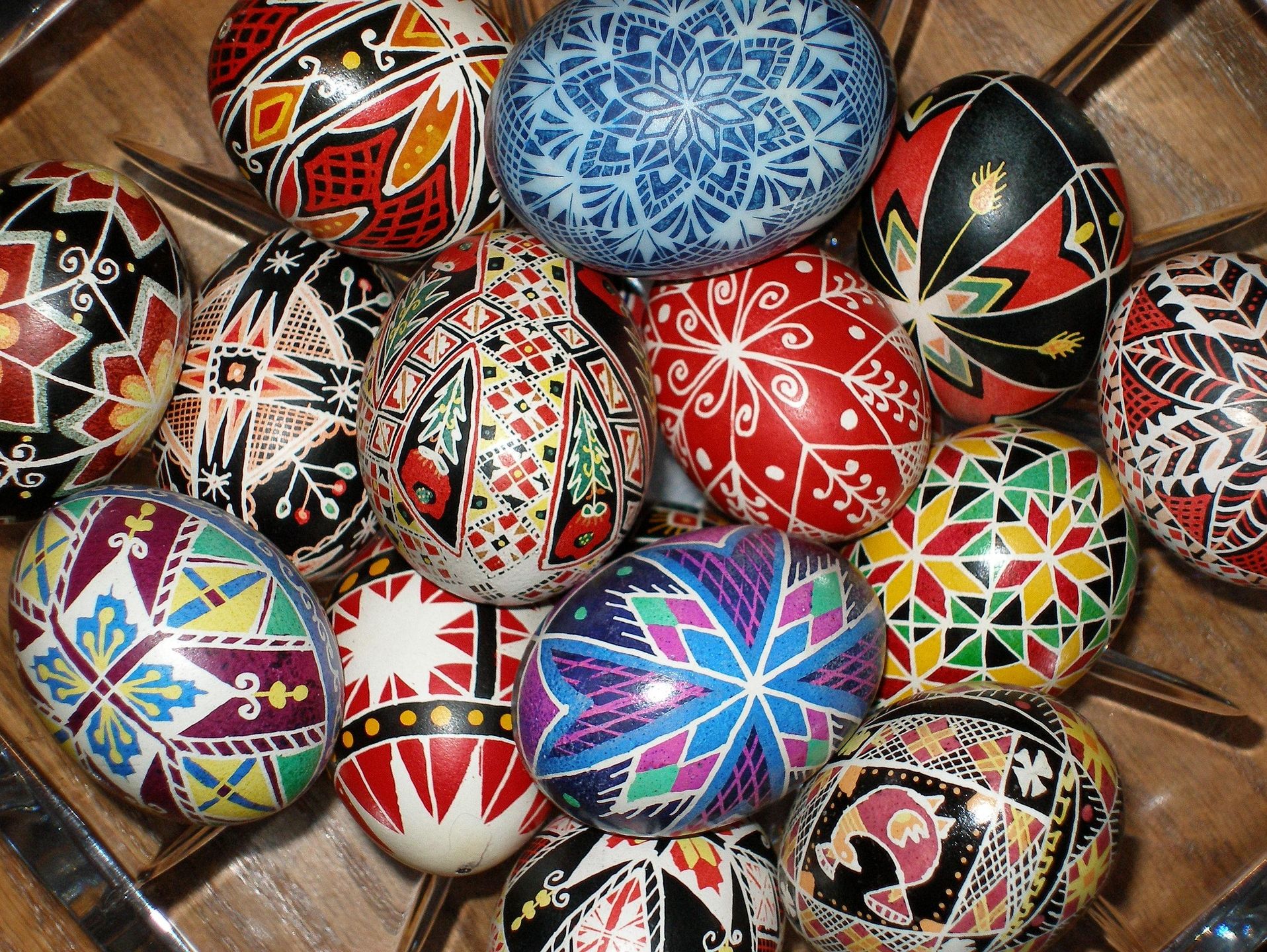 2026 - Confection d'oeufs de Pâques avec la cire d'abeille / Виготовлення писанок з бджолиного воску