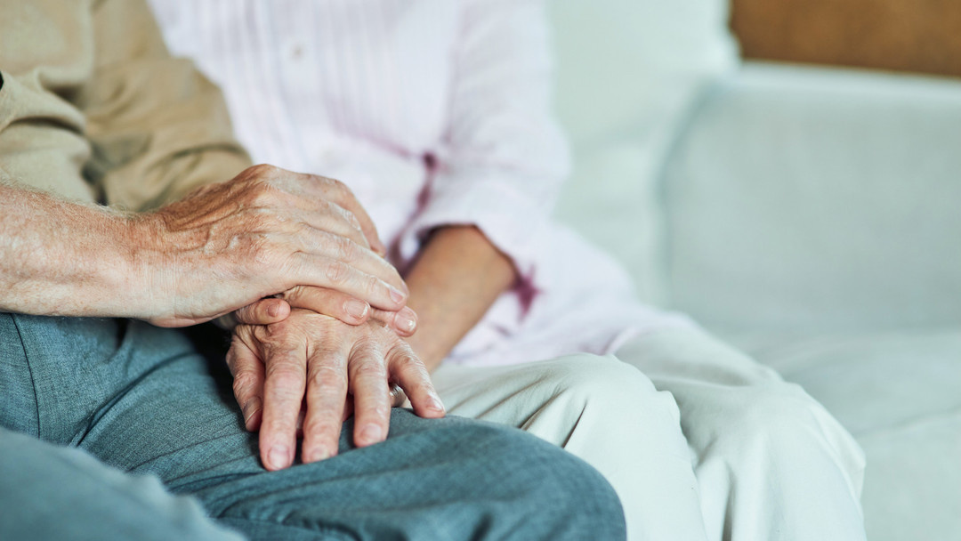 Personnes se tenant par la main