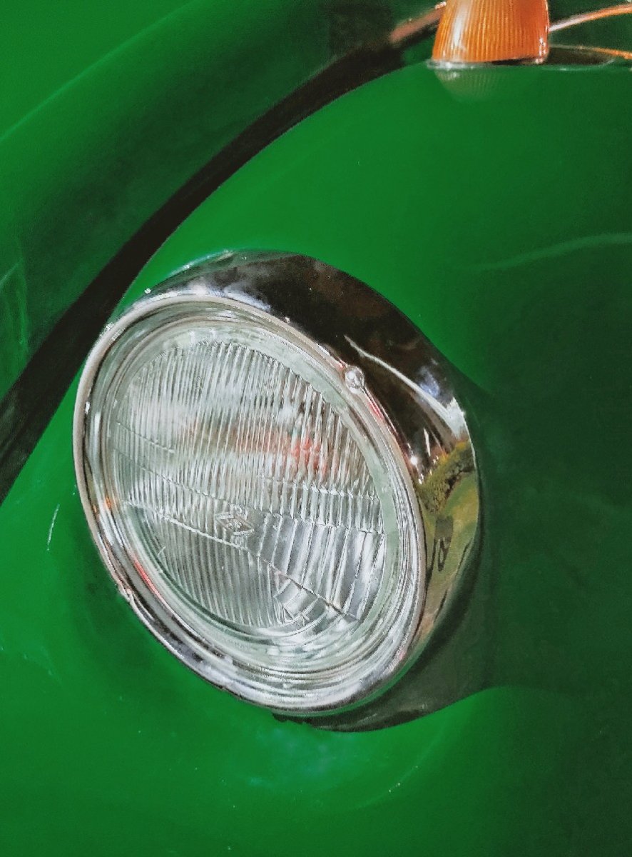 Un phare de voiture vintage aux couleurs de la Démarche Stationnement Écoresponsable!