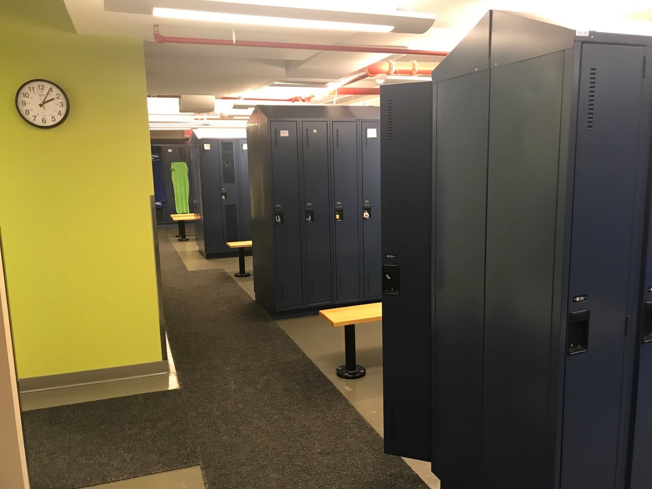 Vestiaires avec douches et casiers