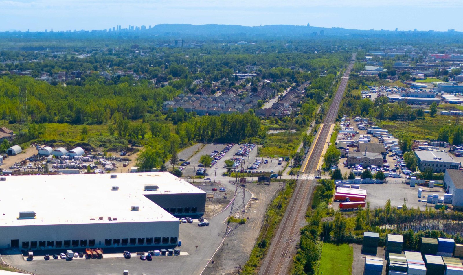 Vue du complexe et de la gare de train