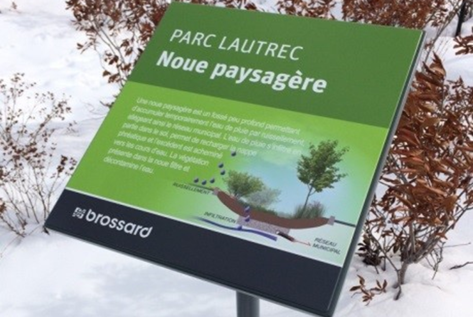 Panneau pédagogique sur la noue végétalisée