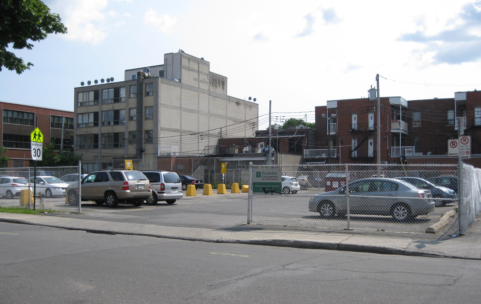 Vue du stationnement avant les travaux de réaménagement