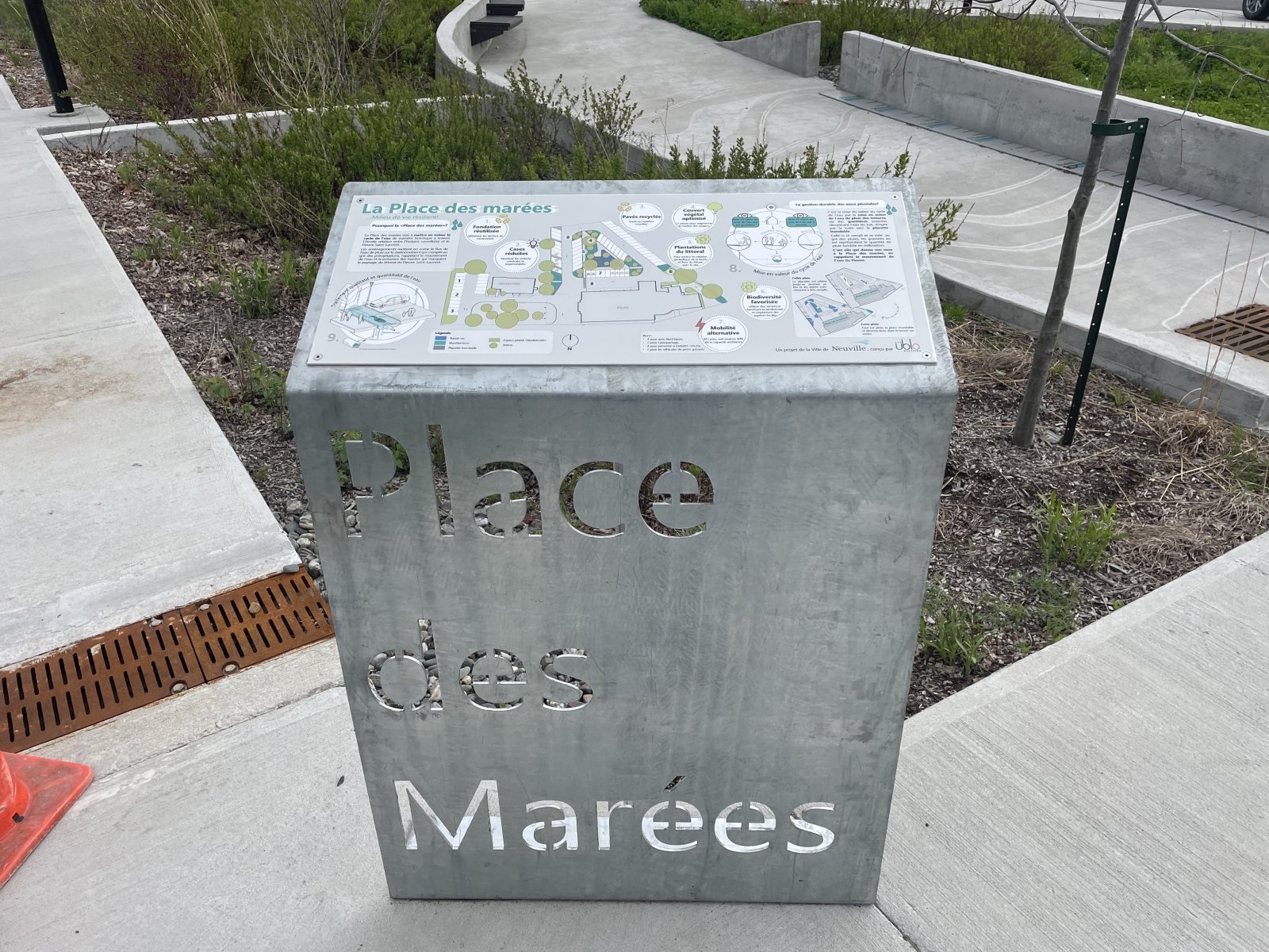 Place publique et panneau pédagogique