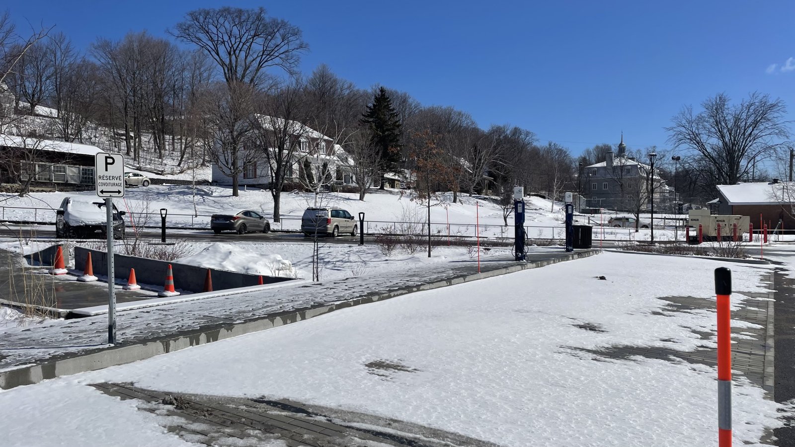 Vue du stationnement en hiver