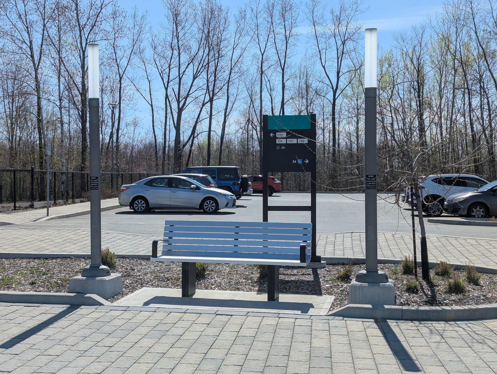 Espace d'attente avec mobilier urbain