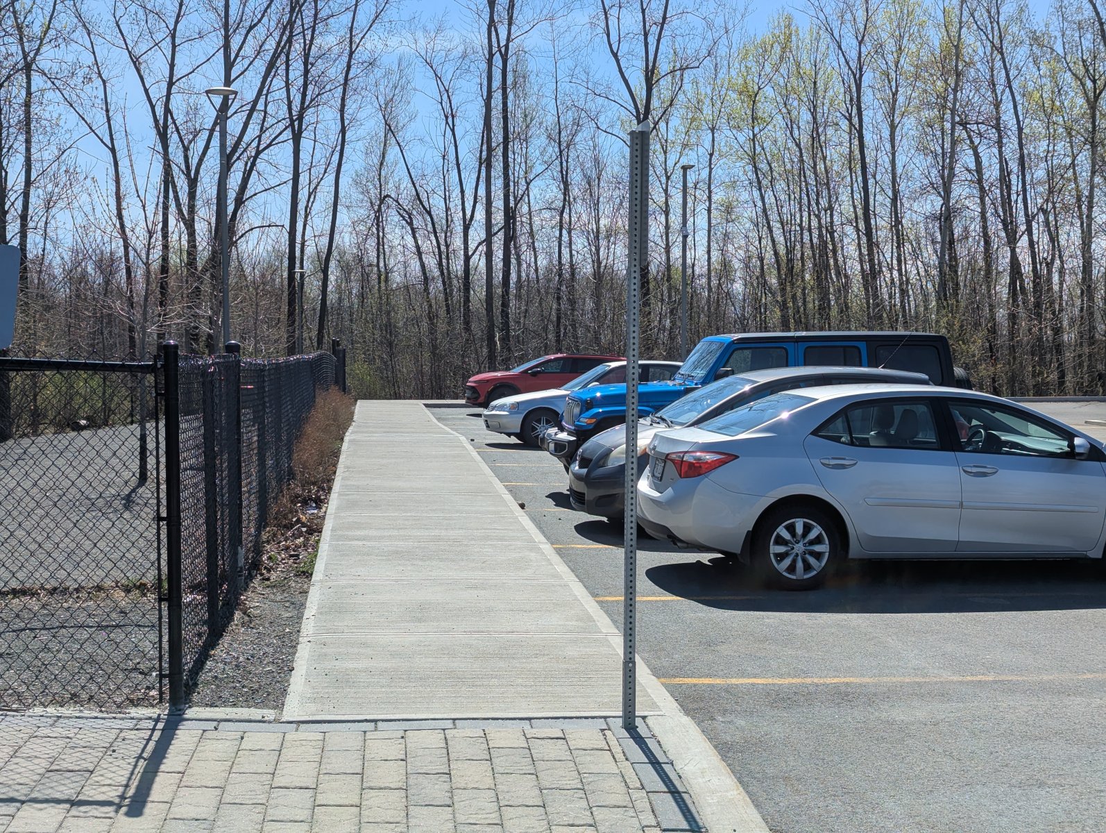 Trottoir en bordure du stationnement