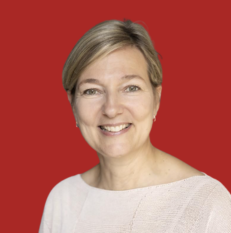Une image contenant Visage humain, sourire, personne, habitsDescription générée automatiquement
