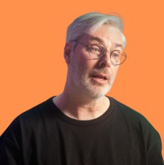 Une image contenant Visage humain, personne, habits, hommeDescription générée automatiquement