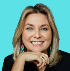 Une image contenant Visage humain, personne, sourire, habitsDescription générée automatiquement