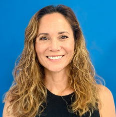 Une image contenant Visage humain, sourire, personne, habitsDescription générée automatiquement