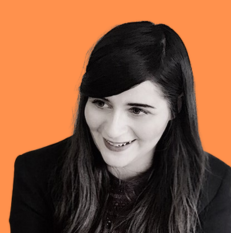 Une image contenant Visage humain, sourire, personne, habitsDescription générée automatiquement
