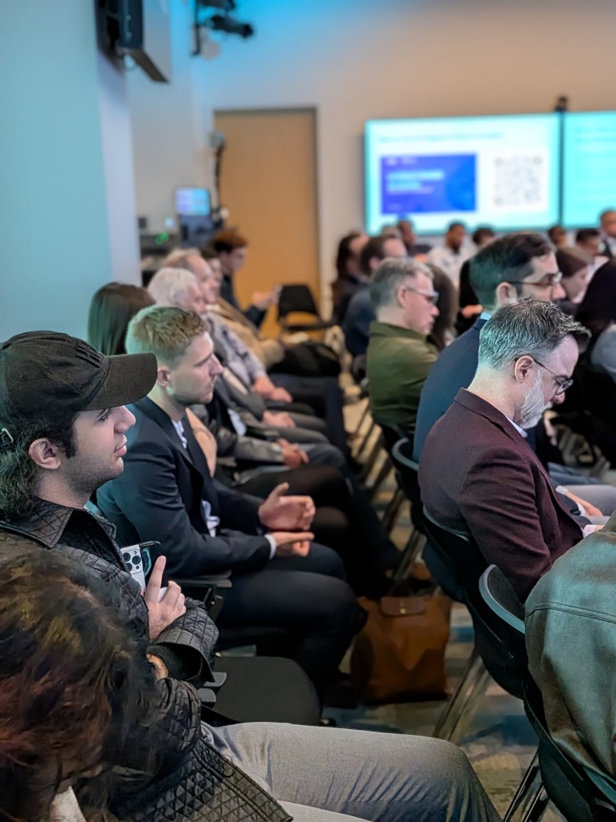 Participants assis dans la salle pendant la présentation