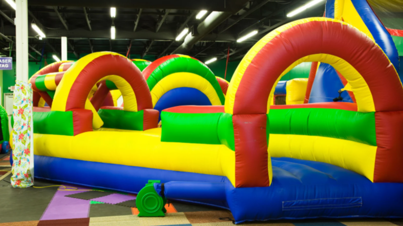 JEUX GONFLABLES, HOT DOGS & SPECTACLE LES CORSAIRES DU SAINT-LAURENT