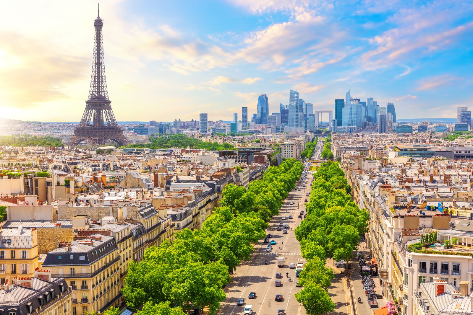 Toits de Paris avec la tour Eiffel et le quartier des affaires
