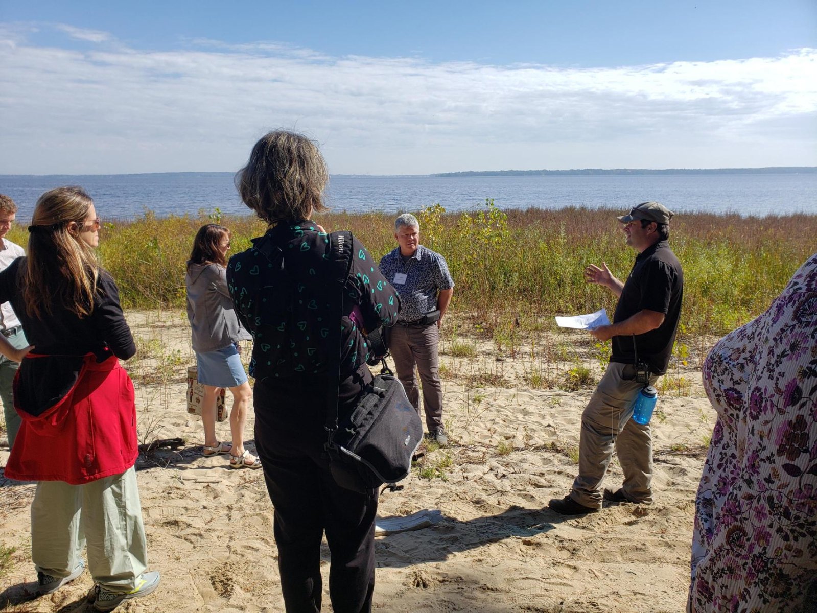 Photo d'un groupe de personnes sur la plage d'OKA