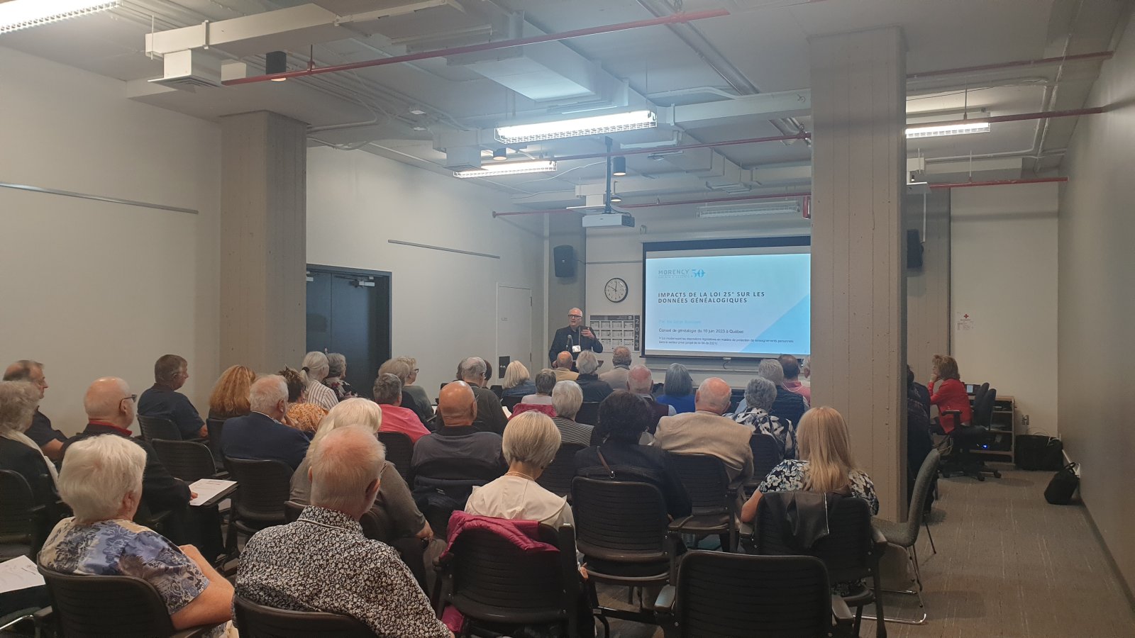 Conseil de généalogie 2023 à Québec - Les participants écoutent Maître Serge Bouchard qui donne sa conférence sur la Loi 25 : Gouvernance et bonne pratique en matière de renseignements personnels recueillis par les sociétés membres et les généalogistes