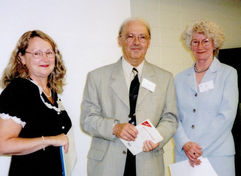9 juin 2001 : Jeannine Ouellet, présidente de la Fédération, Rémi Tougas (1932 – 2015), récipiendaire du Prix Septentrion 2001, et Esther Taillon, membre du jury de sélection.
