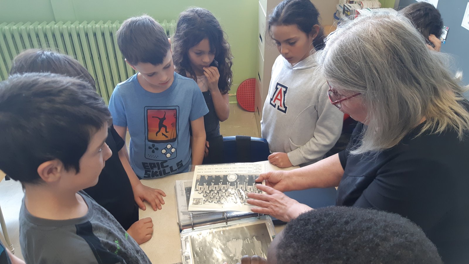 La classe de Julie St-Germain, enseignante de l'École Douville, Saint-Hyacinthe (Prix Jeunéalogie 2024 - projet réalisé par le Centre d'histoire de Saint-Hyacinthe sous la houlette d'Isabelle Martin)