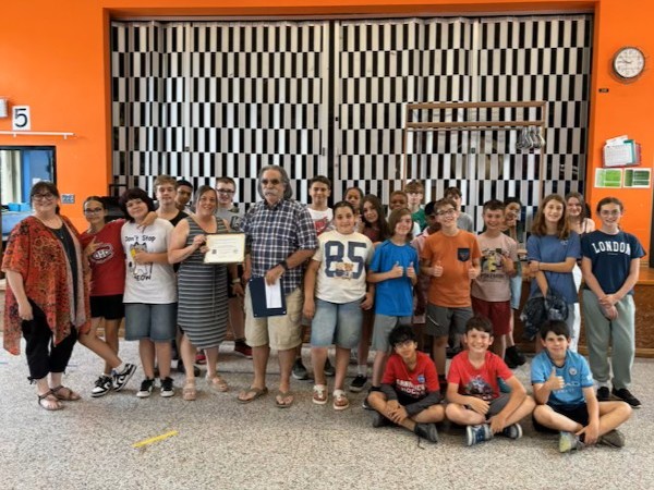 Classe 601 de Mme D’asti avec les élèves de sa classe de l’ école institutionnelle de Charlemagne. Certificat remis par Marc R Coté, président de la Société de Généalogie Lanaudière.