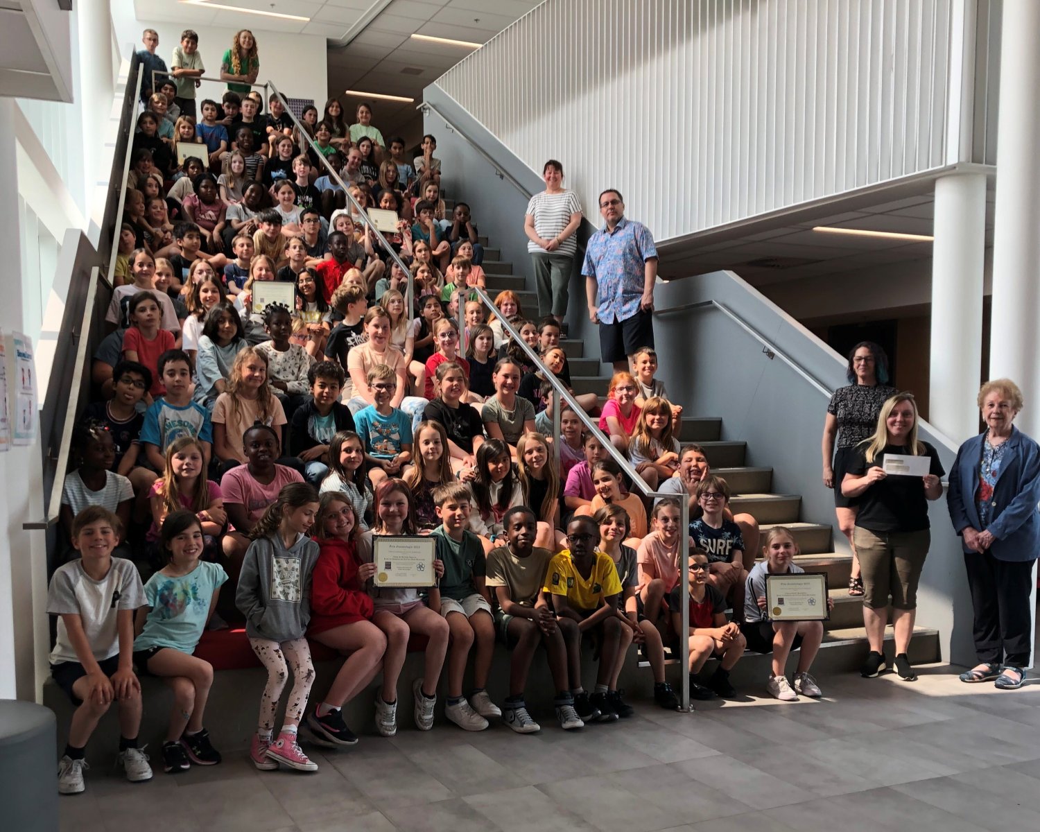 Les six (6) classes participantes de l'École Au Domaine-sur-le-Vert recevant leur prix Jeunéalogie 2025