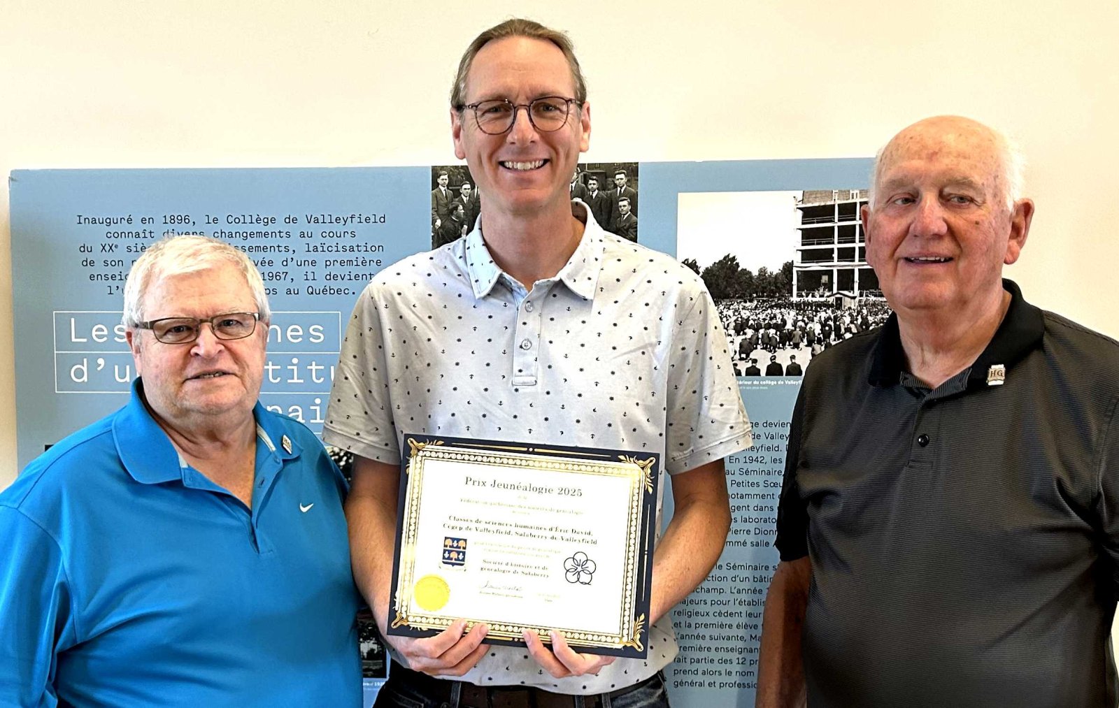 M. Éric David, professeur en sciences humaines au Cégep de Valleyfield en compagnie de Lionel Léger, responsable des bénévoles formateurs en généalogie et Donald Tremblay, président de la SHGS
