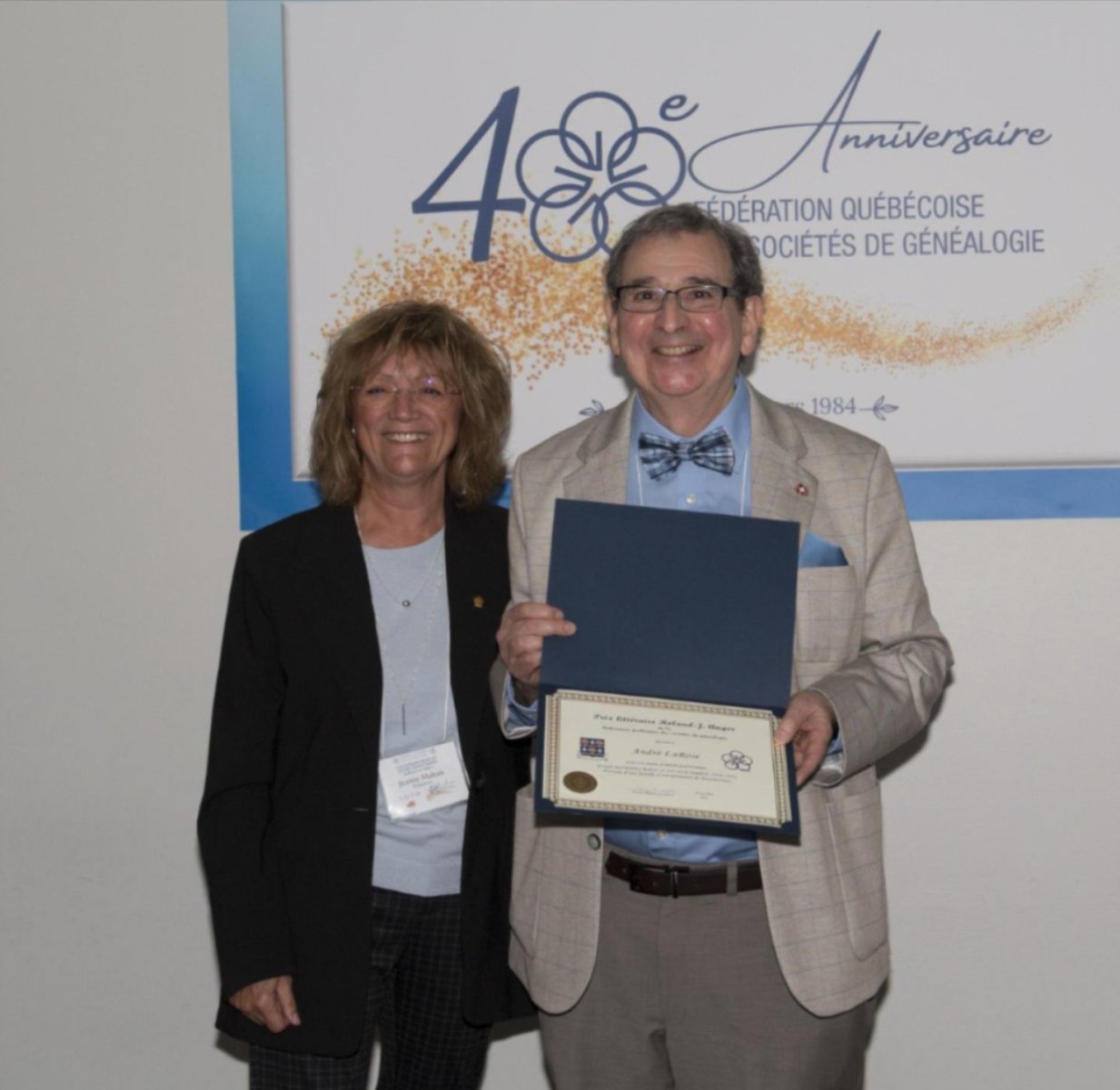 Remise du Prix littéraire Roland-J. Auger 2024 par Jeanne Maltais, MGA et présidente de la FQSG, à André LaRose le 28 septembre 2024 au Congrès National de Généalogie