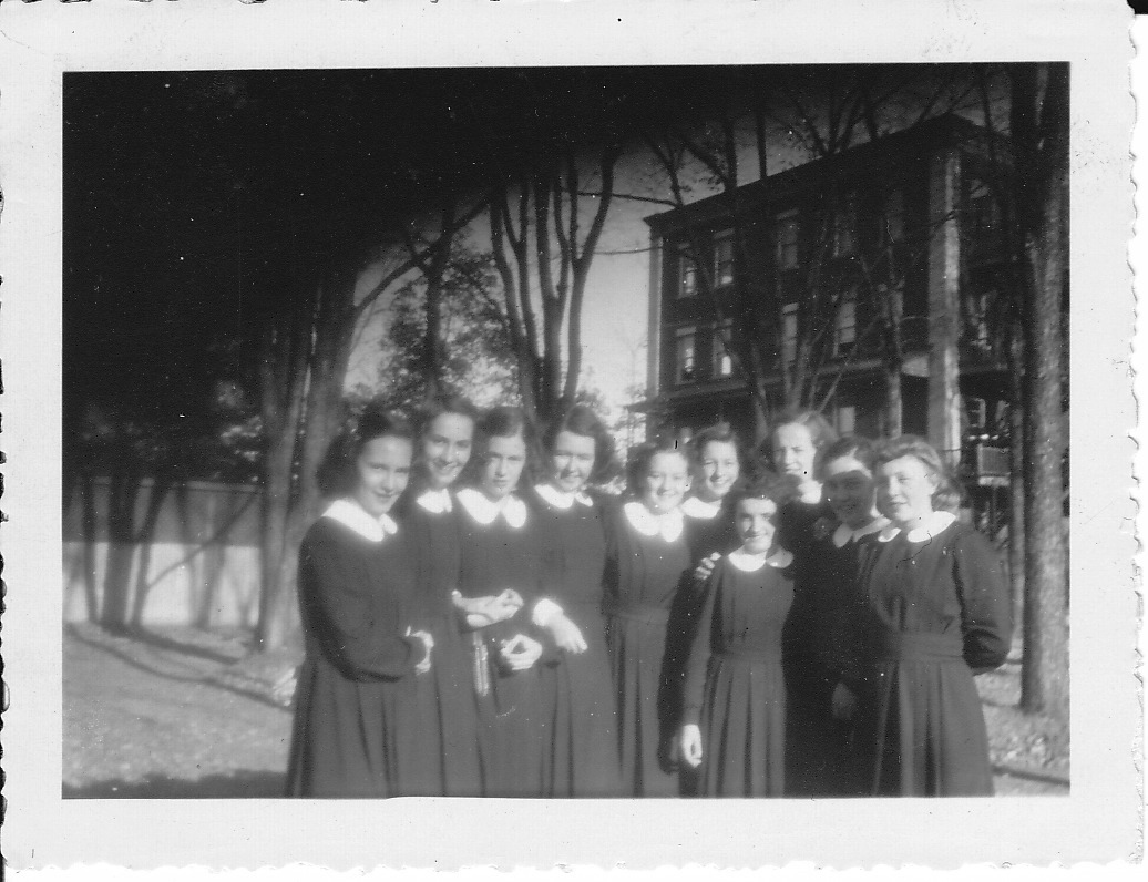 En 1942. Thérèse est la cinquième à partir de la gauche.