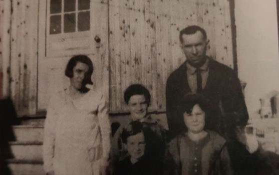 Marthas Holmes, ma grand-mère, enceinte d'Herbé, Joseph Larochelle, mon grand-père, John derrière, Wilfrid et Loretta - 1931