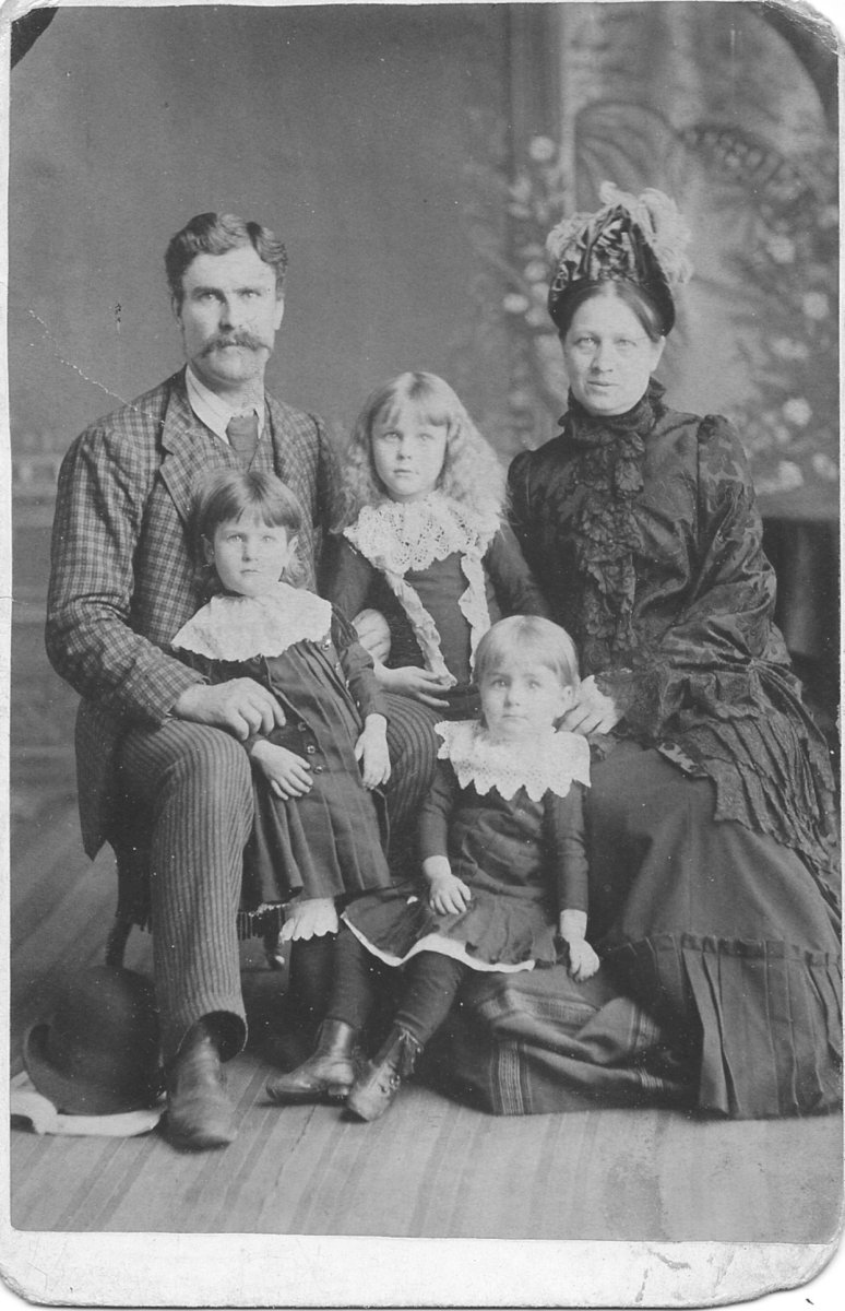 Photo de famille environ 1890 à Valleyfield. Mes arrières-grands-parents maternels : Joseph Miville-Deschênes et Euphémie Leblond; leurs enfants : ma grand-mère Annie Deschênes (mariée Ross) à gauche, sa soeur Alice et assis sur une boite, leur frère Edgar (Jos)