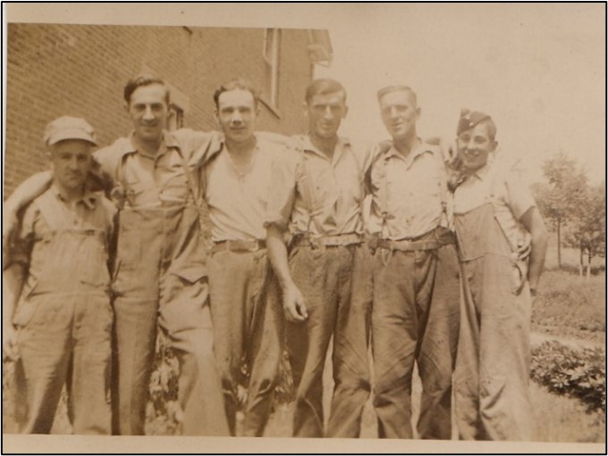 Sur cette photo jaunie, je reconnais mon père (2e personne en partant de la gauche) et mon pépère Albert (avant-dernière personne à droite). 