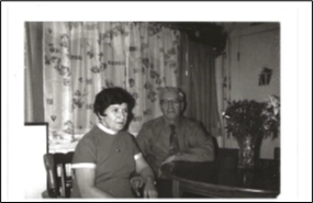 Voici mes grands-parents Yvonne et Albert dans la salle à dîner de leur maison de Bedford, où toute la famille s’entassait au jour de l’An. Au fond, derrière le bouquet, on aperçoit la porte qui donne sur le logement d’en haut, où mes parents ont habité durant quelques années.   Crédit photo : collection familiale