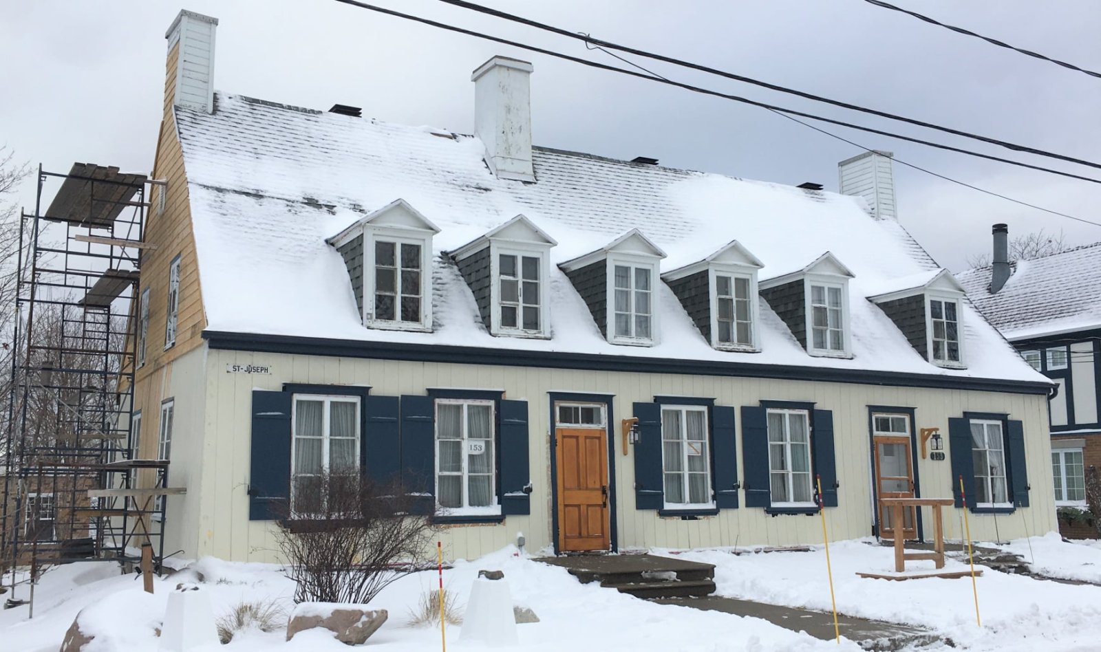 Maison McKinnon en cours de restauration en décembre 2020, Montmagny, QC. Photo gracieuseté de Ewen Booth