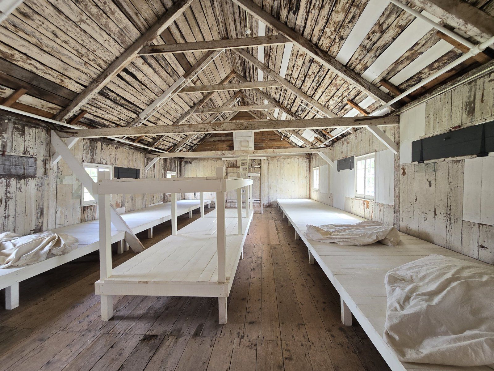 Dortoir des malades au Lieu historique national de la Grosse-Île-et-le-Mémorial-des-Irlandais. Crédit  Vicki Onufriu - 10 août 2024