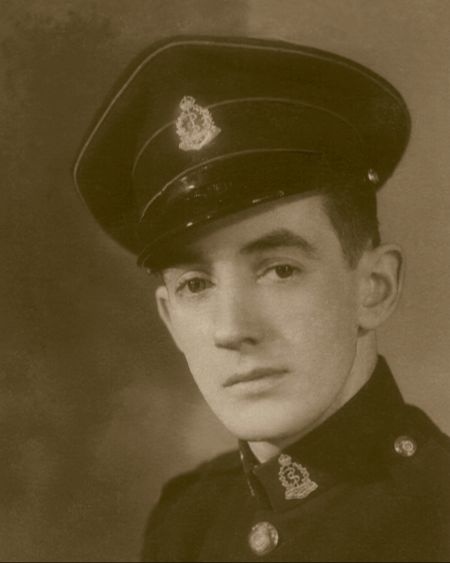 Histoire militaire de Lucien Plante, jeune homme volontaire des Forces armées canadiennes, sous le roi George VI d’Angleterre